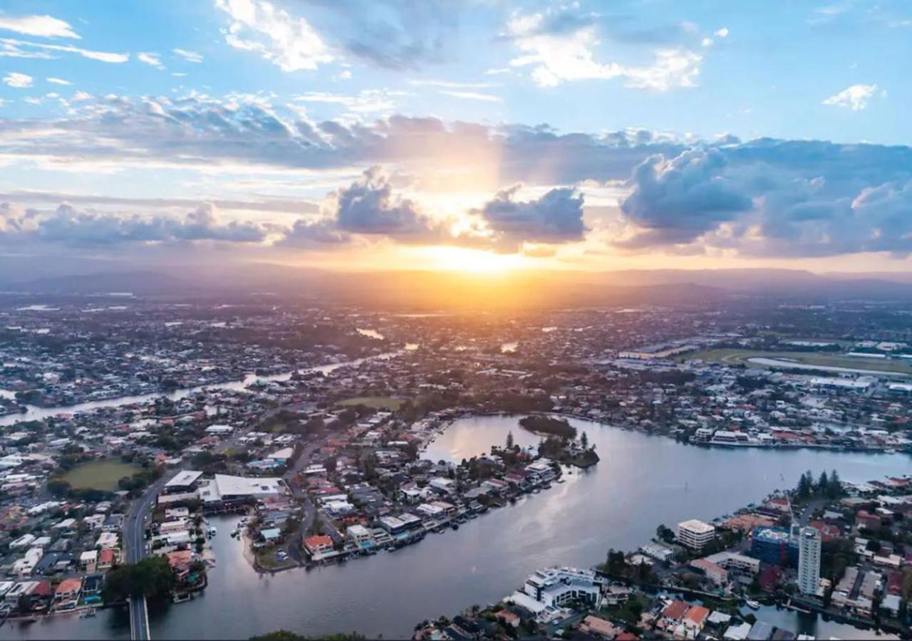 Sofitel Gold Coast Broadbeach Bagian luar foto Aerial view of the Brisbane River
