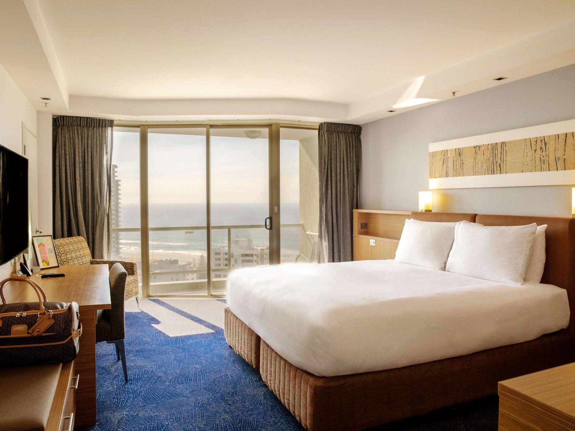 Sofitel Gold Coast Broadbeach Bagian luar foto A guest room at Hilton Tel Aviv