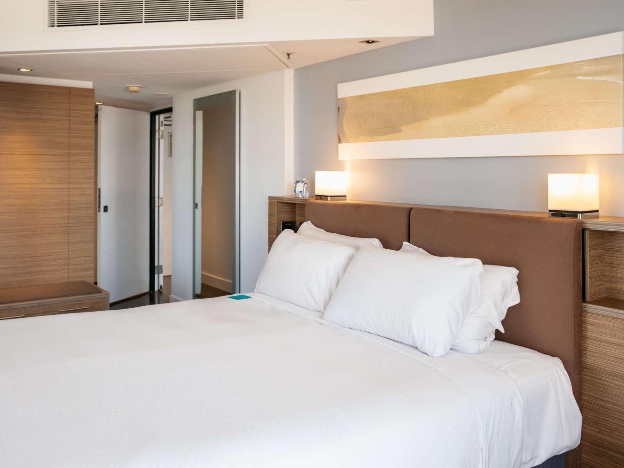 Sofitel Gold Coast Broadbeach Bagian luar foto A bedroom in a hotel