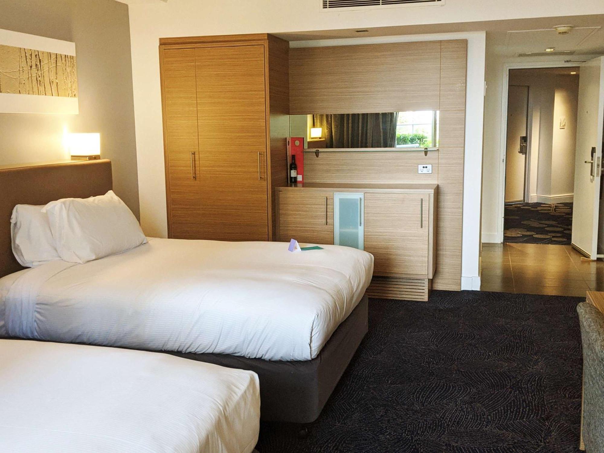 Sofitel Gold Coast Broadbeach Bagian luar foto A room at the hotel