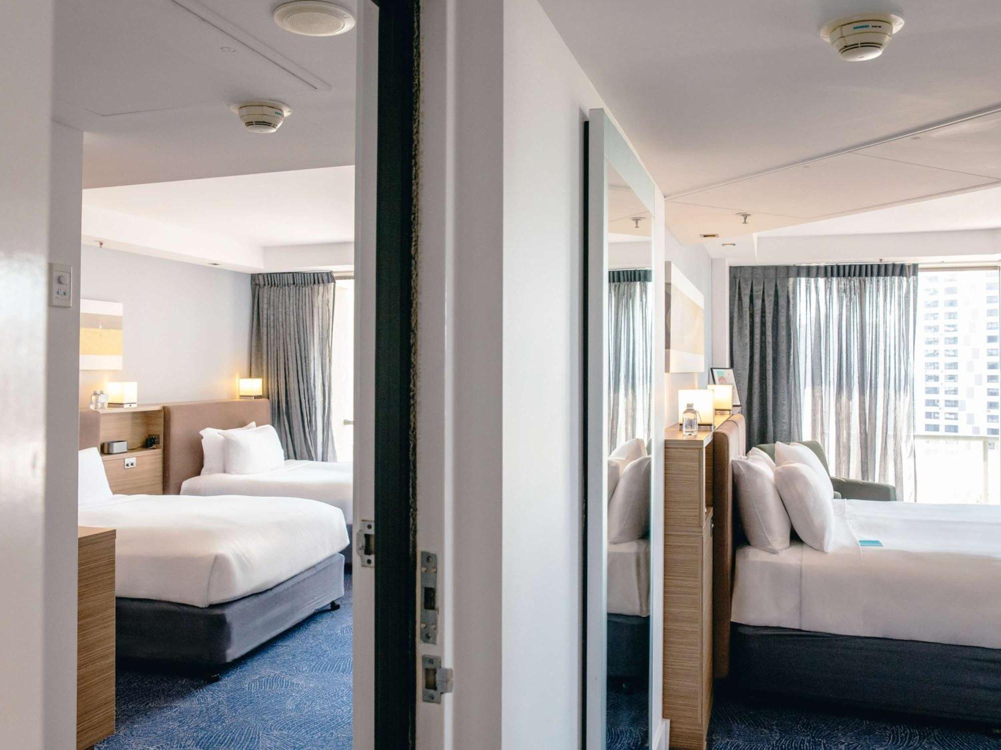 Sofitel Gold Coast Broadbeach Bagian luar foto A room at the hotel