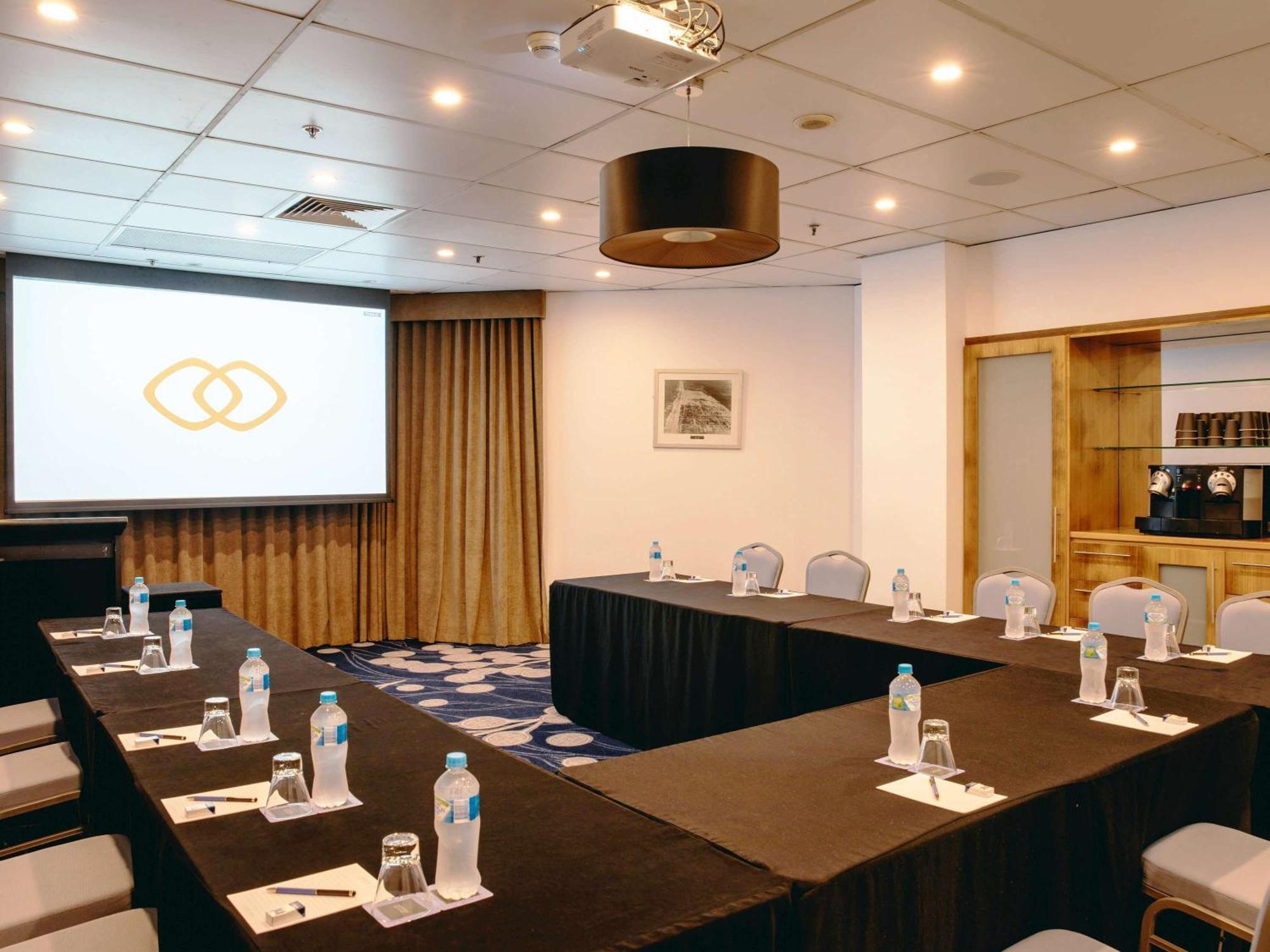 Sofitel Gold Coast Broadbeach Bagian luar foto Meeting room