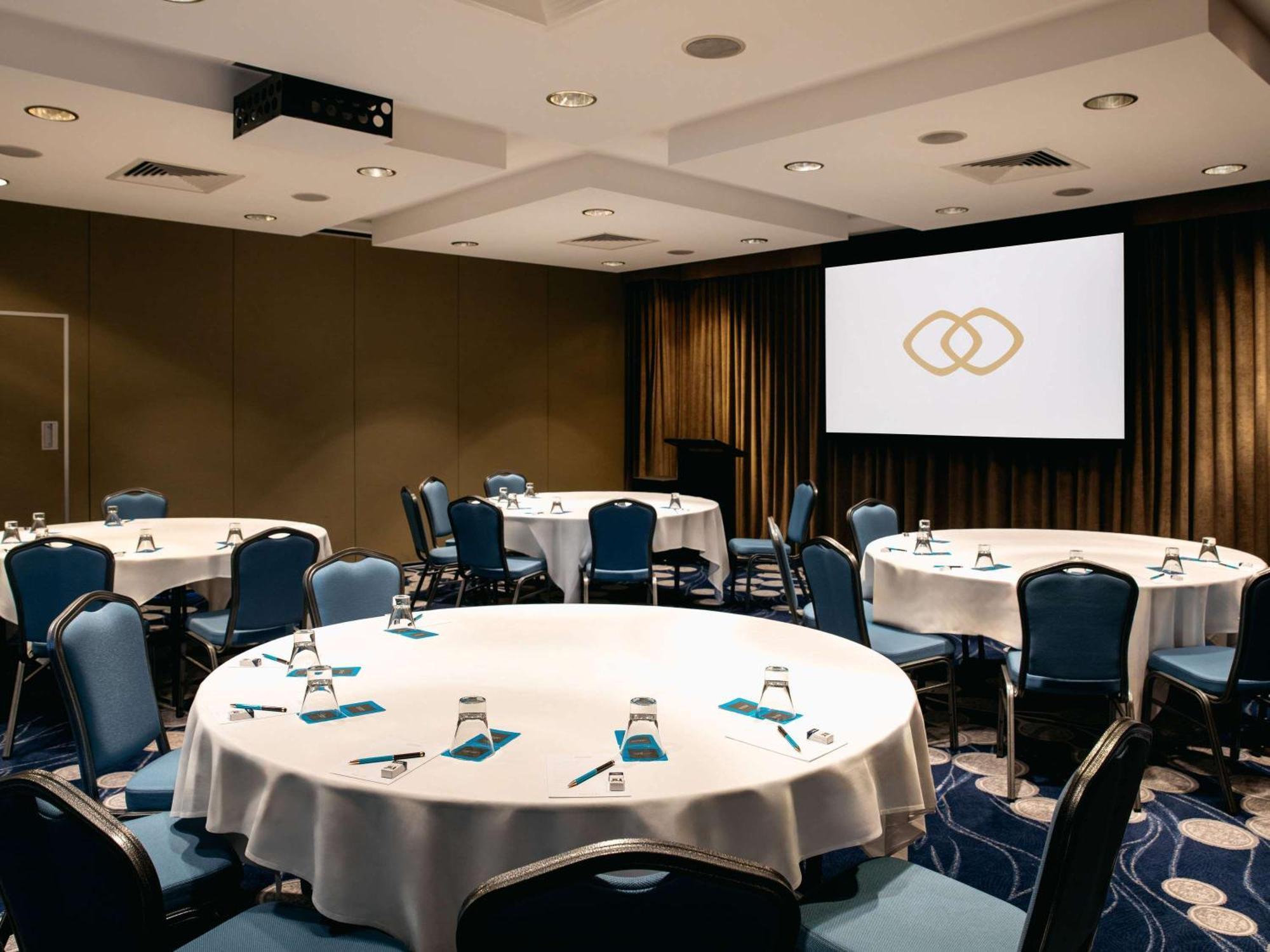 Sofitel Gold Coast Broadbeach Bagian luar foto The meeting room