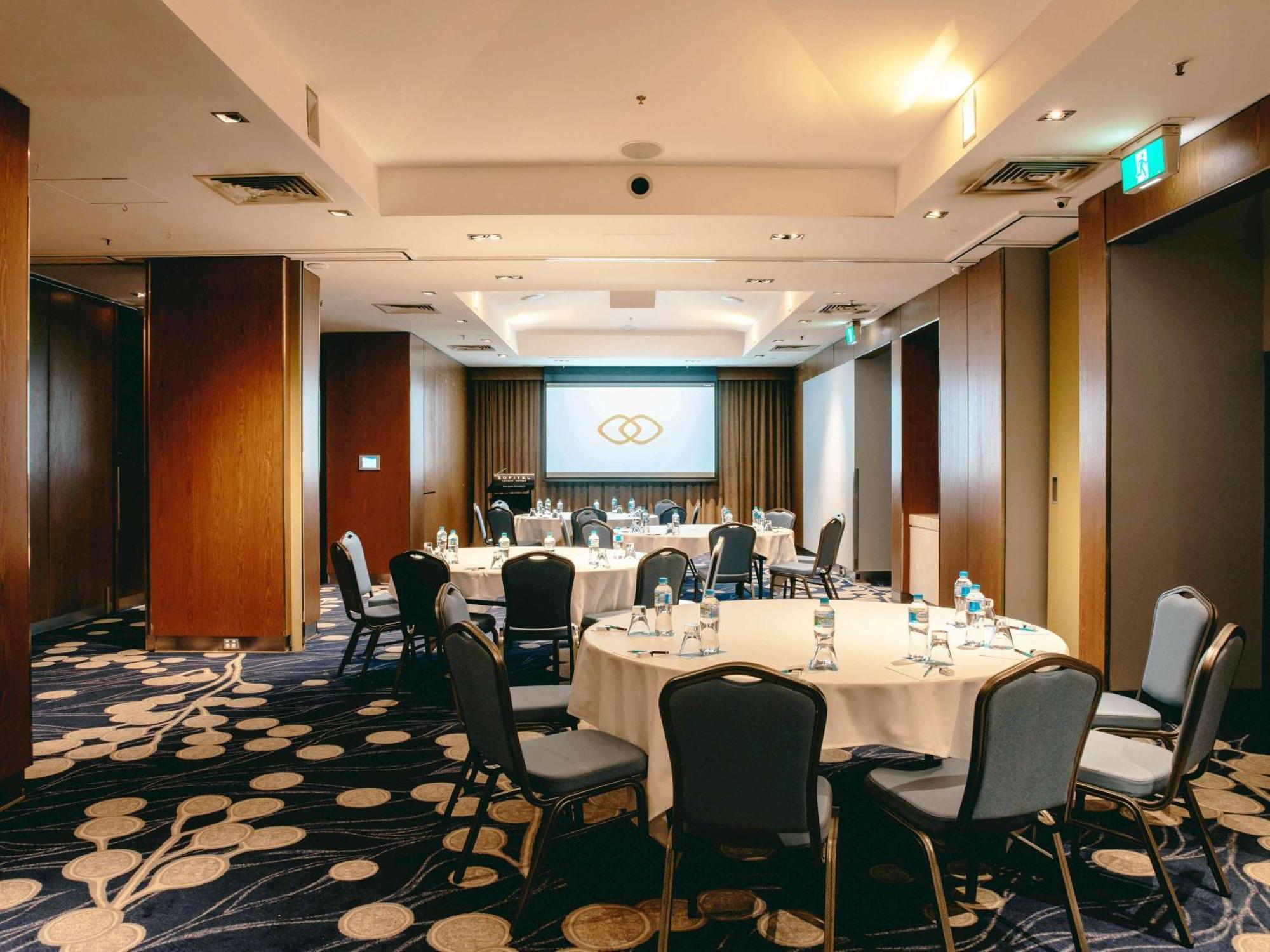 Sofitel Gold Coast Broadbeach Bagian luar foto Meeting room at the hotel