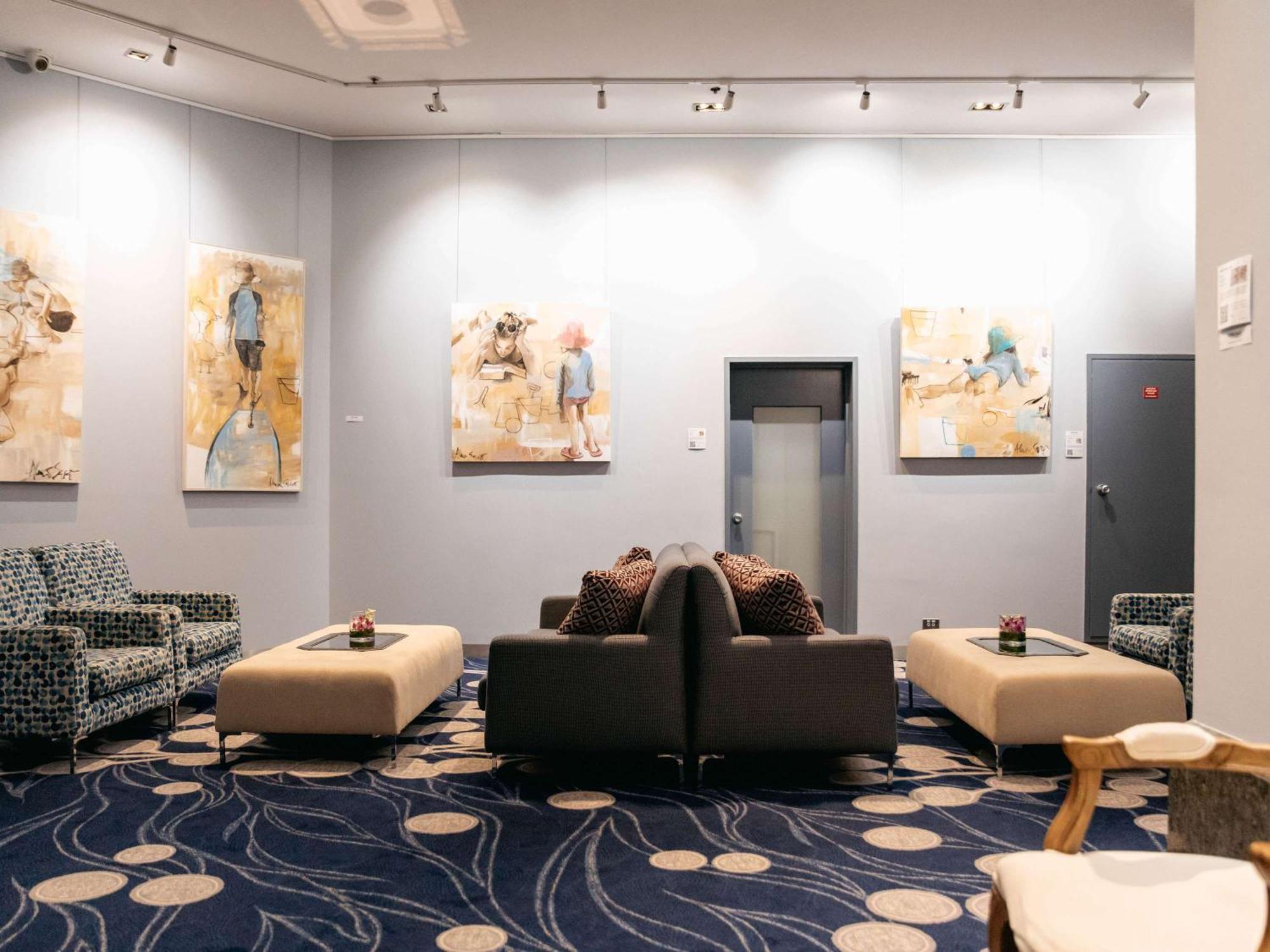Sofitel Gold Coast Broadbeach Bagian luar foto The lounge at the airport