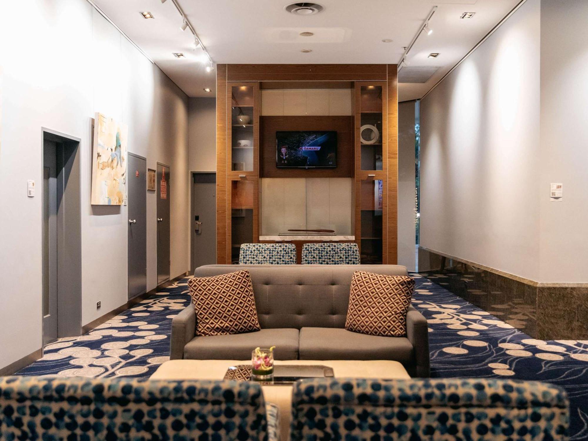 Sofitel Gold Coast Broadbeach Bagian luar foto The lounge at the airport