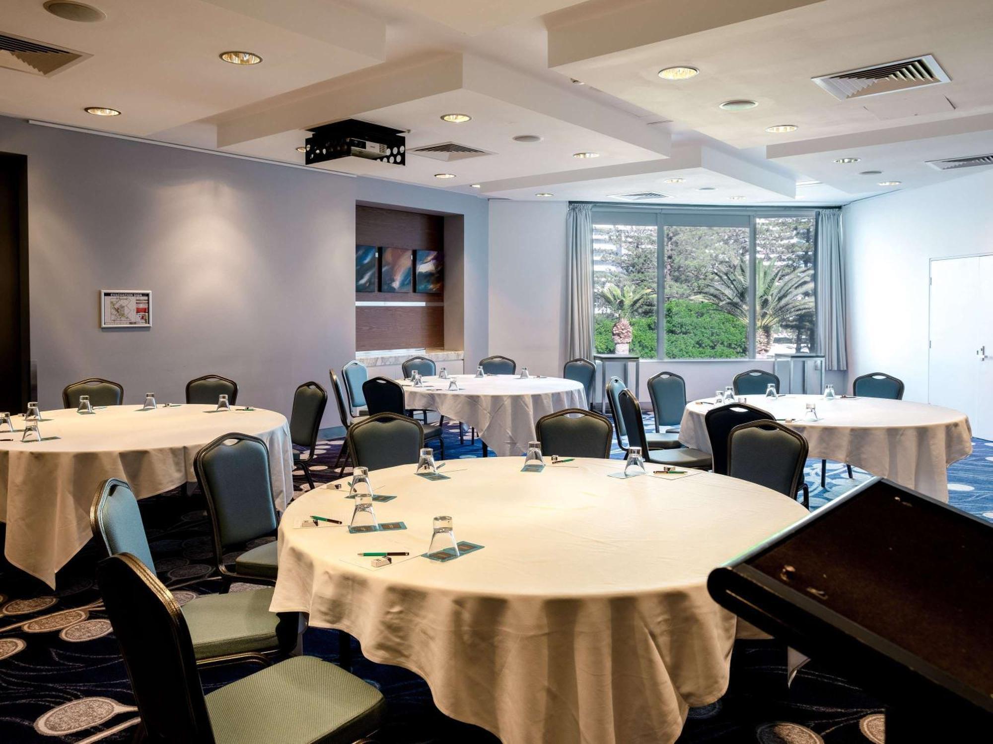 Sofitel Gold Coast Broadbeach Bagian luar foto The meeting room