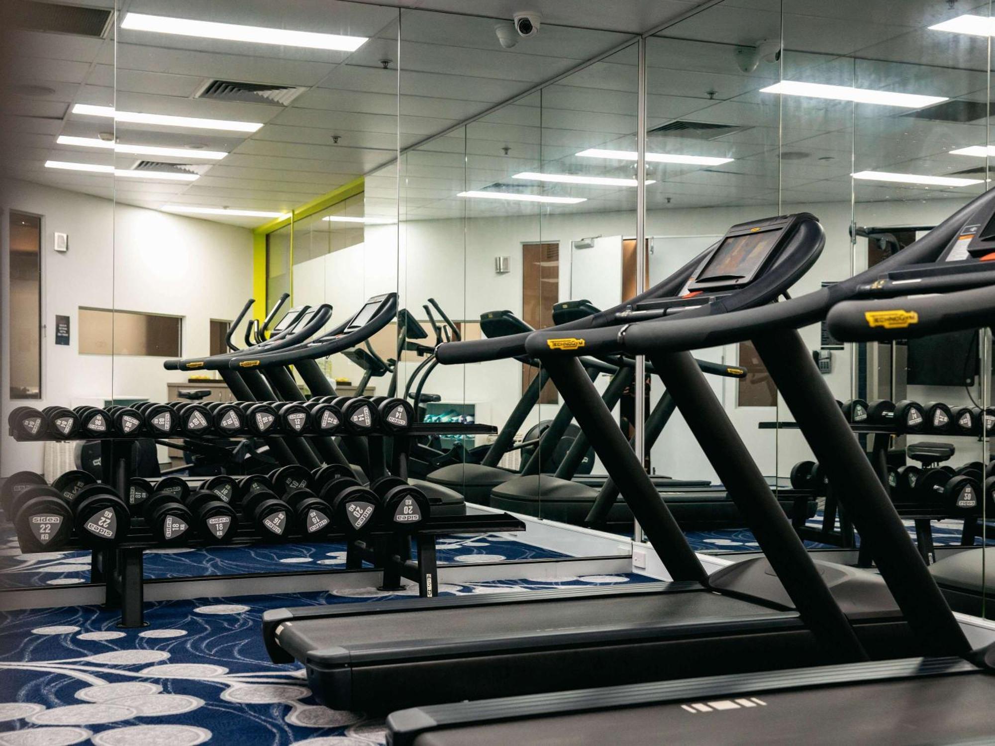 Sofitel Gold Coast Broadbeach Bagian luar foto The gym at the hotel