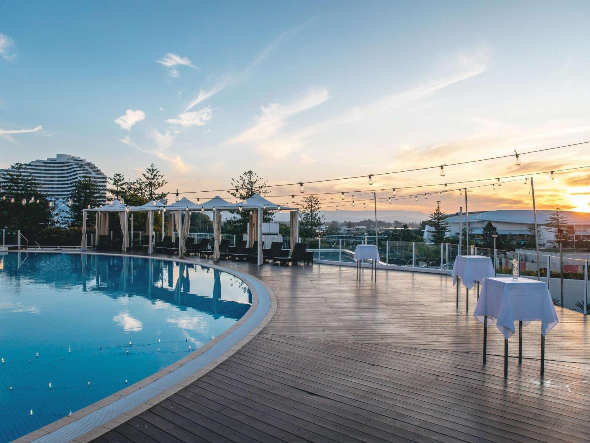Sofitel Gold Coast Broadbeach Bagian luar foto The pool at the hotel
