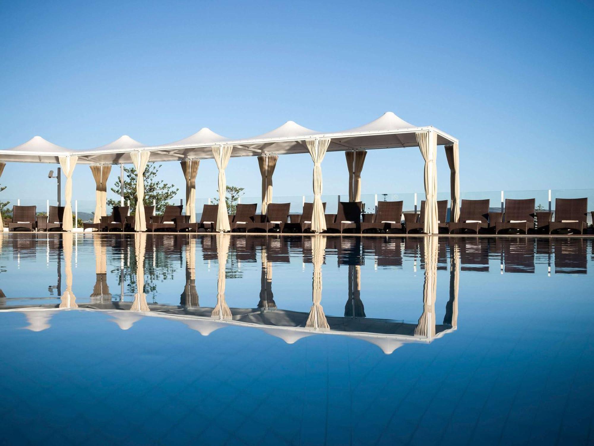 Sofitel Gold Coast Broadbeach Bagian luar foto The pool at the hotel