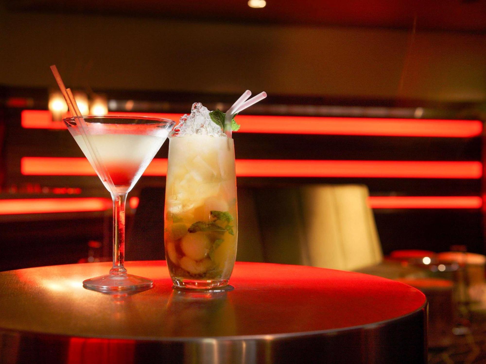 Sofitel Gold Coast Broadbeach Bagian luar foto Cocktails at the bar