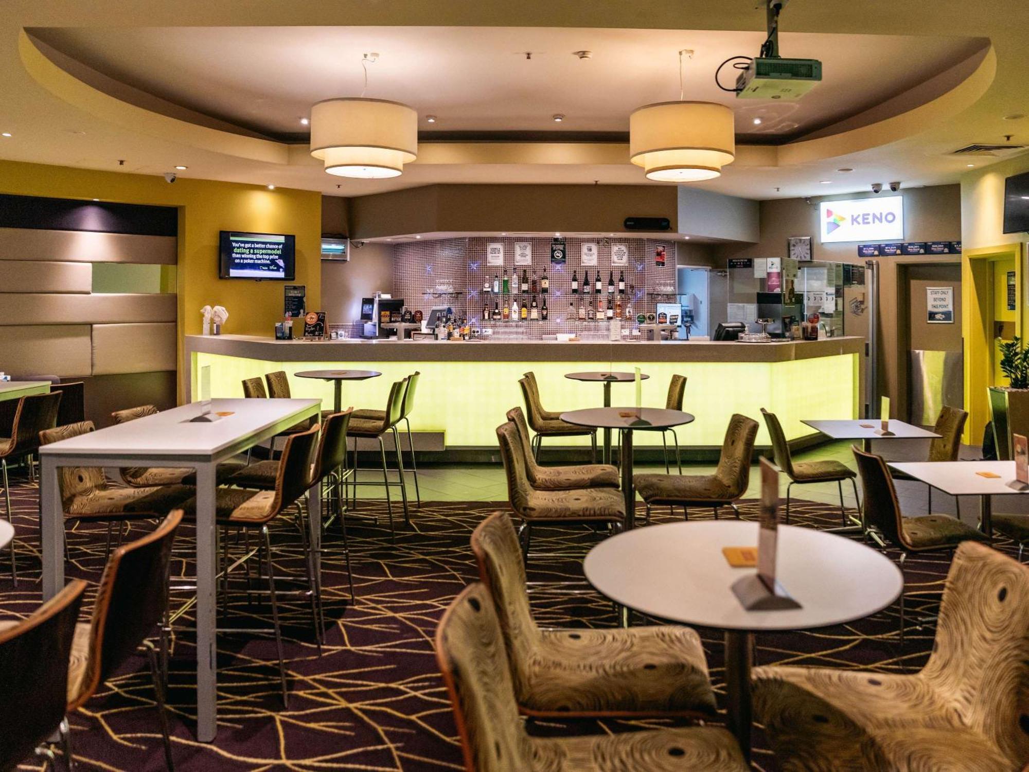 Sofitel Gold Coast Broadbeach Bagian luar foto The lounge at the airport