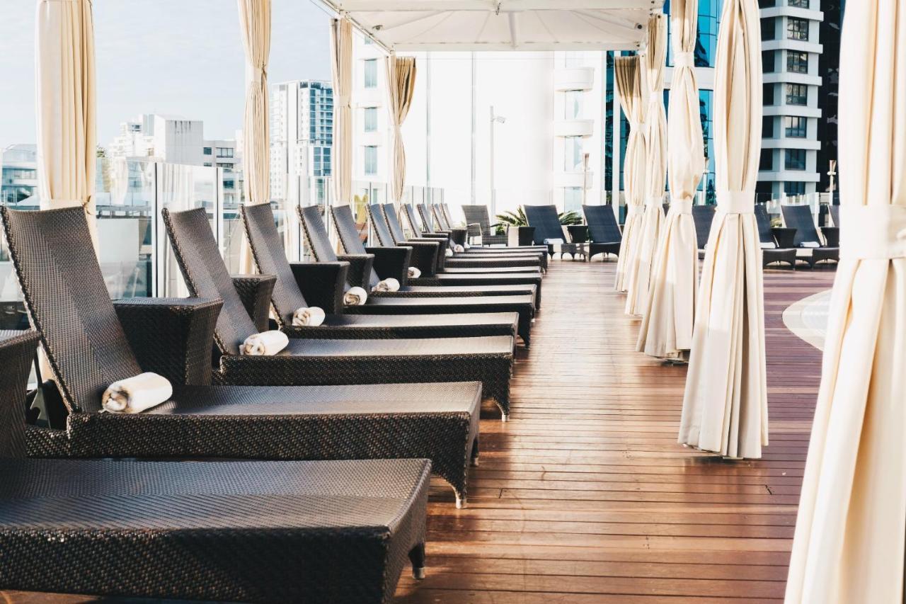 Sofitel Gold Coast Broadbeach Bagian luar foto The pool deck at the 39th floor